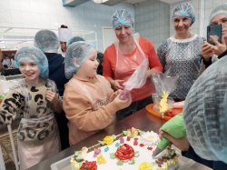 8 марта 2023 г. коллектив Центра «Гармония» посетил кондитерскую фабрику им. А.А. Бахарева в городе Рыбинск